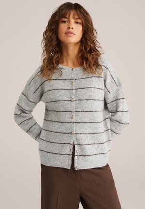 Hellgraue gestrickte Strickjacke mit dunklen horizontalen Streifen, Rundhalsausschnitt, vorderer Knopfverschluss und gerippten Bündchen. Strukturiertes Material.