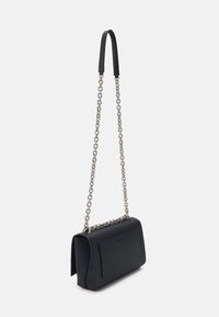 Bolso de mano de cuero negro con forma rectangular, que presenta un bolsillo frontal y una correa de cadena. Textura suave con acentos de hardware mínimos.