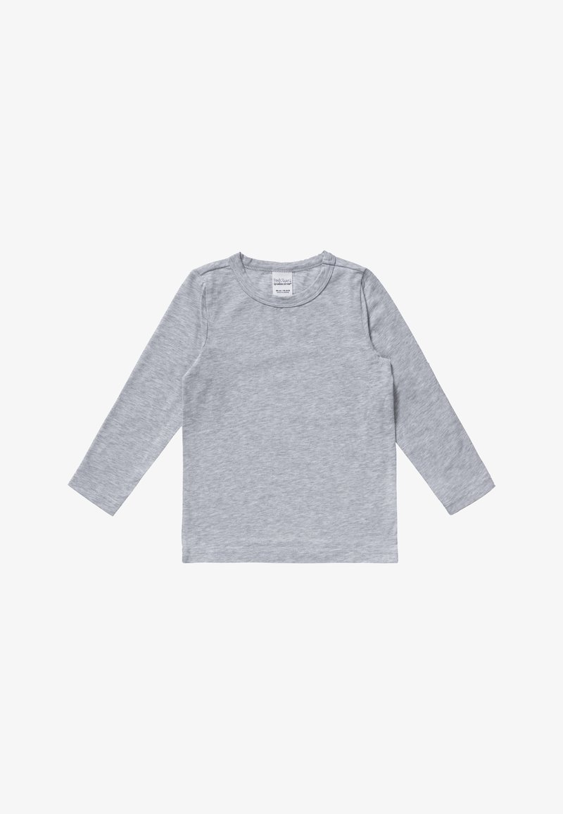 Šedé triko s dlouhým rukávem vyrobené z měkké, texturované tkaniny. Má kulatý výstřih a šití podél ramen a rukávů.