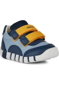 Scarpa blu per bambini realizzata in materiali in rete e pelle, con cinturini in Velcro gialli, suola bianca testurizzata e design flessibile.