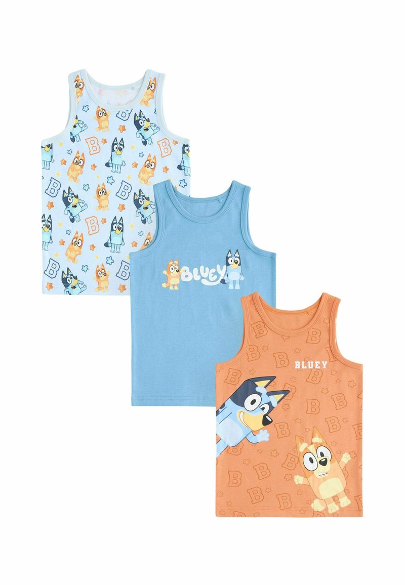 Drie hemdjes: één met een blauwe achtergrond en kleurrijke figuren, één effen blauw met de tekst "BLUEY" en één oranje met figuren patroon.