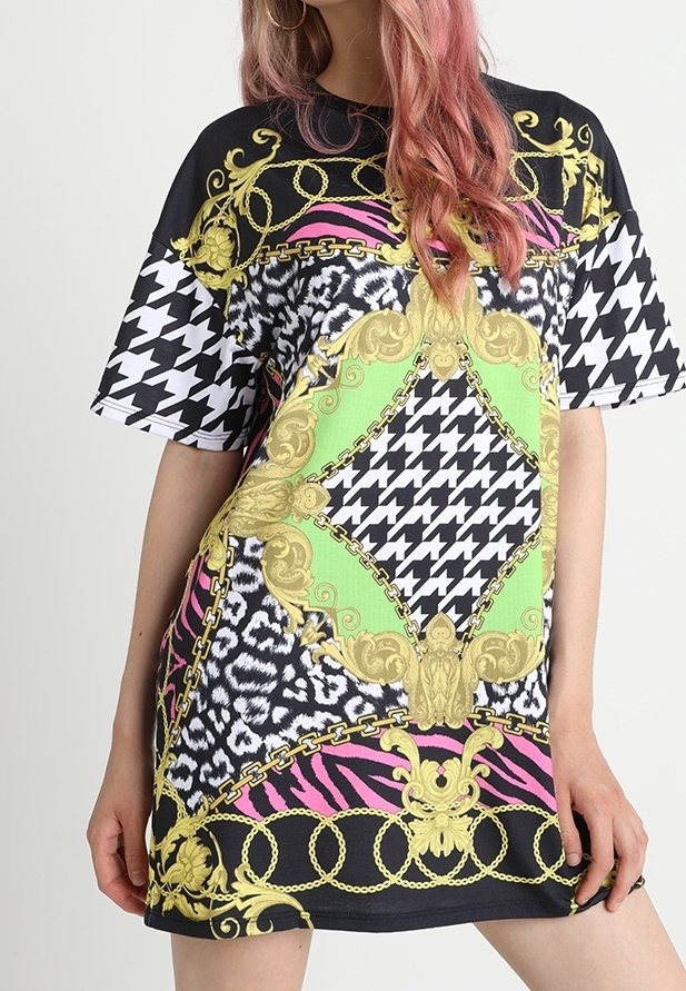 Robe noire surdimensionnée avec des motifs audacieux : pied de poule, léopard et rayures. Accents en chaîne dorée et design central vert. Manches courtes.