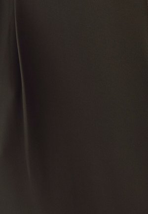 Tamno maslinasto zelena tkanina s teksturiranim izgledom, koja ima blago sjajnu površinu i glatku obradu, pogodna za odjeću ili tapeciranje.