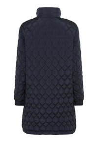 Polstret marineblå quiltet frakke med høj krave, lange ærmer og elastiske manchetter, med et diamantmønster på stoffet.