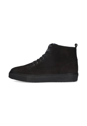 Zwarte suede hoge sneakers met een gestructureerde afwerking, platte veters, metalen oogjes en een rubberen zool met een zigzagpatroon.