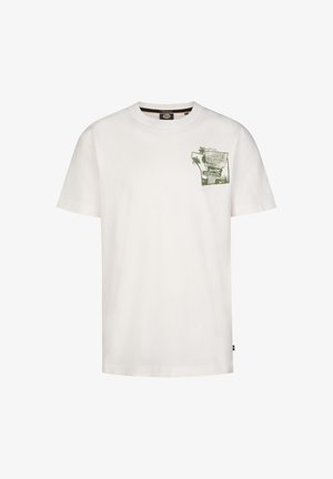 Weißes Baumwoll-T-Shirt mit einem grünen Grafikdesign mit Palmen und Text auf der linken Brustseite. Kurze Ärmel und runder Ausschnitt.