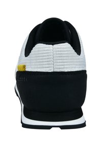 Weißes Textilsneaker mit einer schwarzen Wildlederferse. Verfügt über einen gelben Akzent und ein strukturiertes Design. Streamlined Form mit einer flexiblen Sohle.