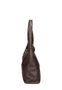 Borsa a spalla in pelle marrone con una superficie texture, una forma allungata e una sola tracolla, dotata di chiusura superiore e senza hardware visibile.
