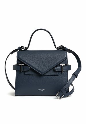 Borsa a mano in pelle blu navy con un design strutturato, patta triangolare, accessori in argento e tracolla regolabile per versatilità.