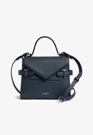 Sac à main en cuir bleu marine avec un design structuré, un rabat triangulaire, des ferrures en argent et une bandoulière réglable pour plus de polyvalence.
