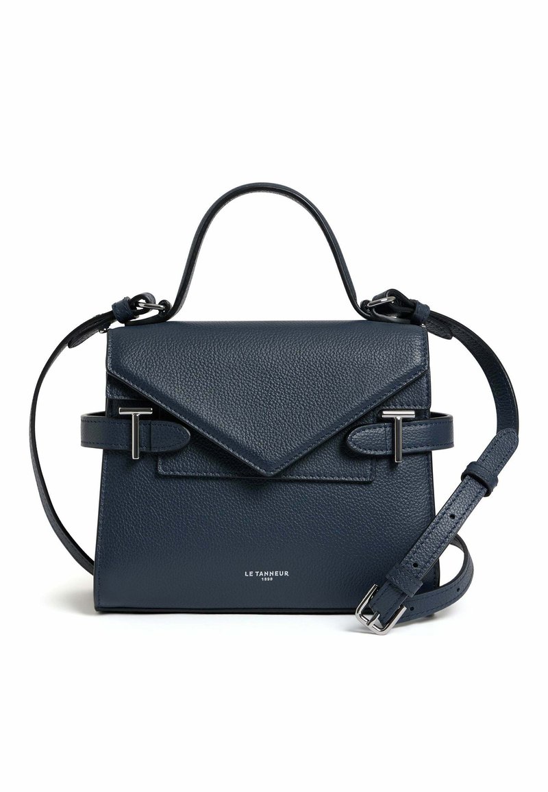 Dunkelblaues Lederhandtasche mit strukturiertem Design, dreieckigem Klappe, silbernem Zubehör und einem verstellbaren Gurt für Vielseitigkeit.