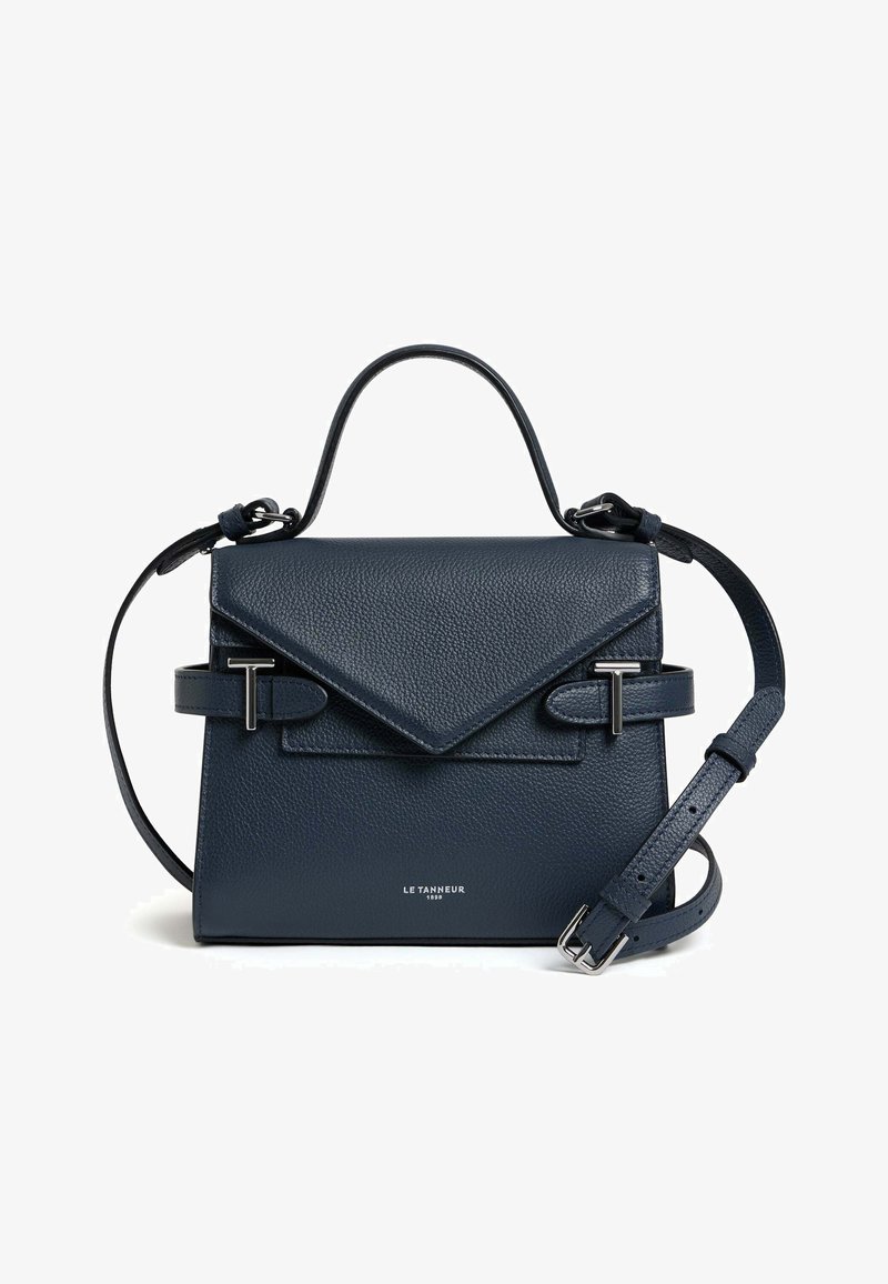 Dunkelblaues Lederhandtasche mit strukturiertem Design, dreieckigem Klappe, silbernem Zubehör und einem verstellbaren Gurt für Vielseitigkeit.
