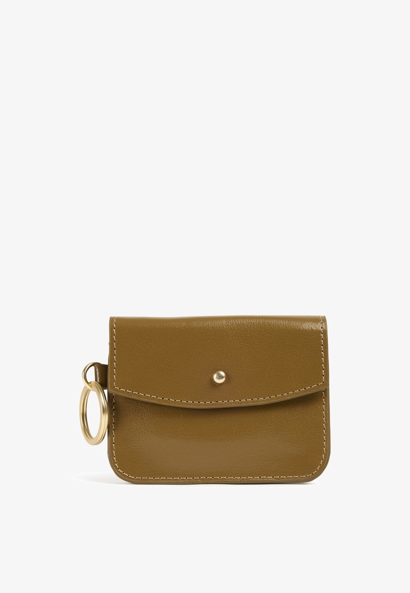 Porte-cartes en cuir marron avec une fermeture à pression, des coins arrondis et un accent porte-clés doré. Présente une couture blanche autour des bords.