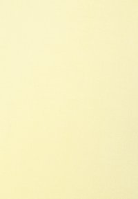 Tecido amarelo claro com uma superfície lisa, ligeiramente texturizada e um padrão uniforme. Material flexível e suave, adequado para vestuário.