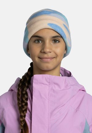 Bunte Fleece-Mütze mit weicher, glatter Textur und blauen sowie cremefarbenen abstrakten Mustern; getragen mit einer pinkfarbenen wasserdichten Jacke.