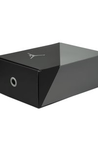 Černá krabice na boty s lesklým povrchem, která má kontrastní matný trojúhelníkový design a šedou táhlo na boku s logem.