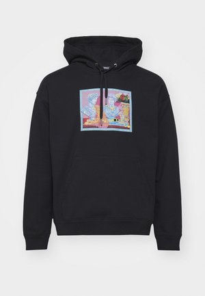 Schwarzer Kapuzenpullover mit einer Vordertasche, der eine farbenfrohe Grafik von zwei klassischen Figuren und floralen Akzenten zeigt. Aus Baumwollmischung.