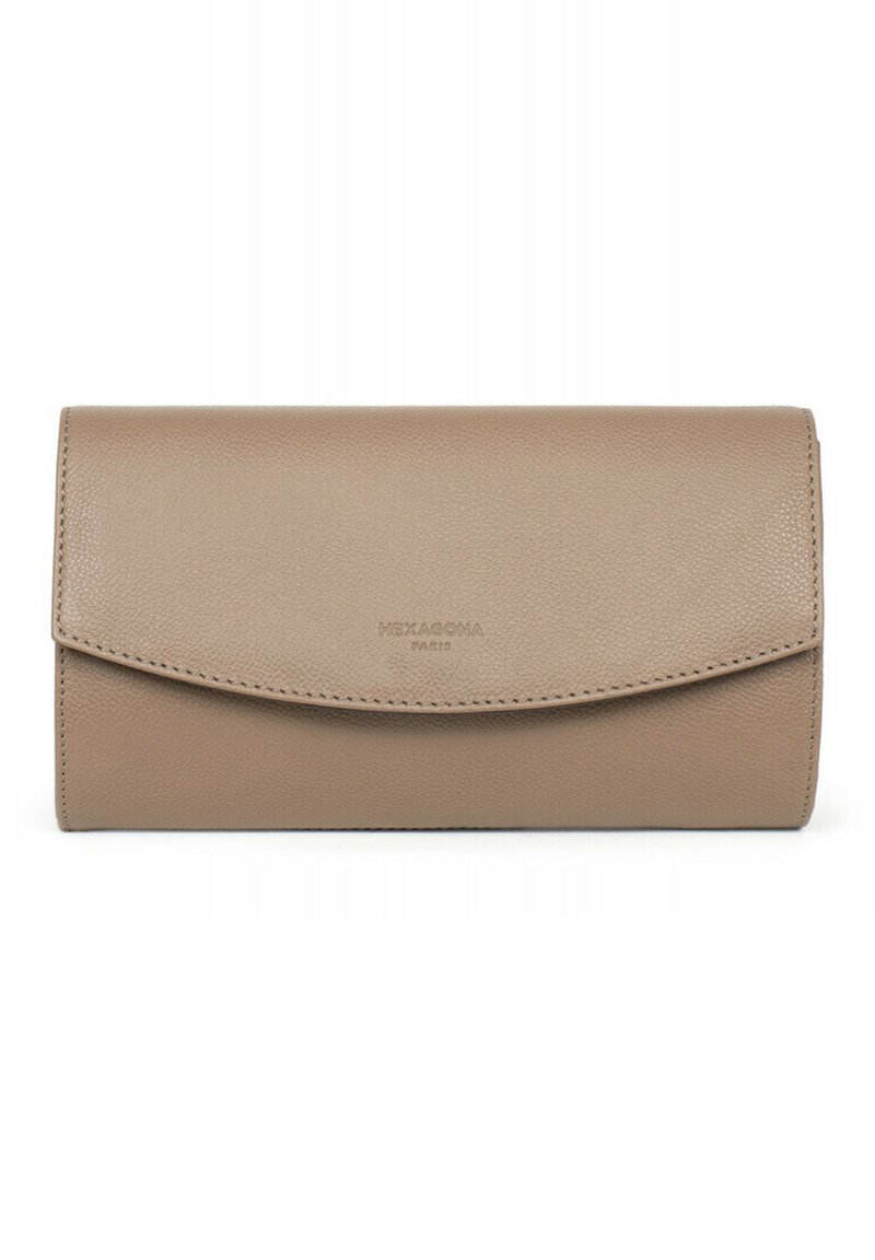 Beige leren portemonnee met een gebogen klep en reliëflogo, met een gestructureerd oppervlak en strakke lijnen. Externe stiksels zichtbaar.