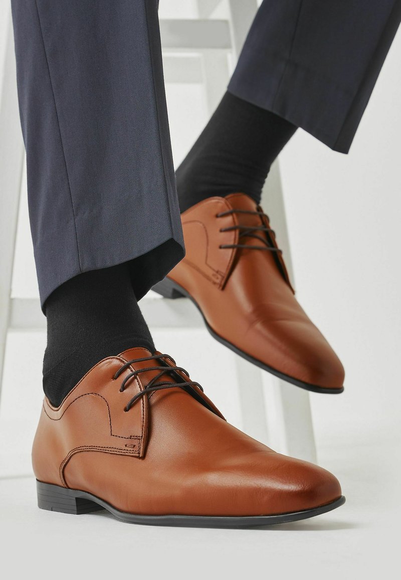 Next DERBY WIDE FIT - Puošnūs suvarstomi batai - tan brown