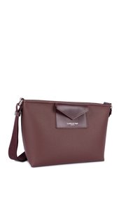 Borsa a mano in pelle borgogna con superficie testurizzata, forma rettangolare, patta superiore e tracolla regolabile. Presenta un logo impresso sul davanti.