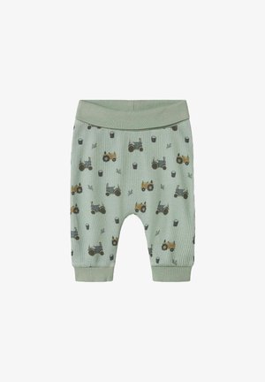 Weiche grüne Babypants mit elastischem Bund und Bündchen, versehen mit einem Muster aus kleinen blauen und gelben Traktoren sowie schwarzen Eimern.