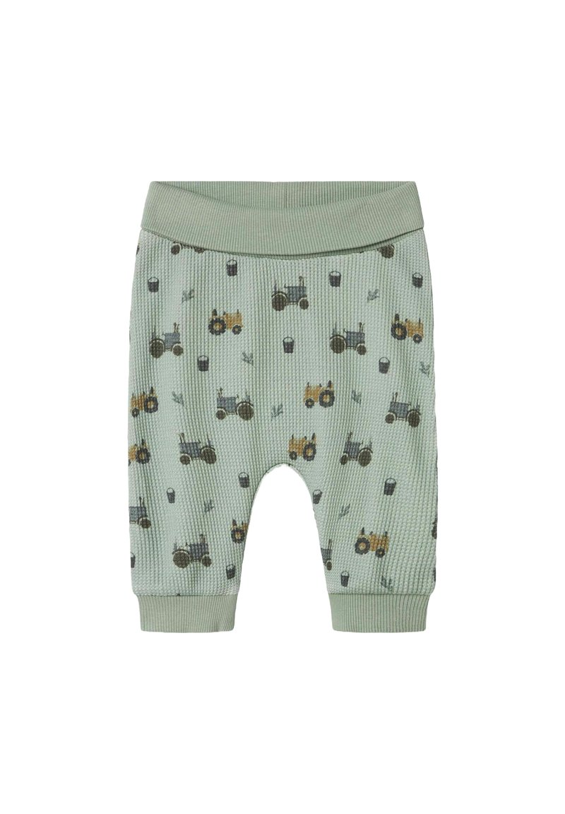 Miękkie zielone spodenki dla niemowląt z elastycznym paskiem w talii i mankietami, ozdobione wzorem małych niebieskich i żółtych traktorów oraz czarnych wiader.