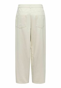 Pantalon large de couleur blanc cassé avec taille haute, passants de ceinture, deux poches plaquées à l'arrière et détails de coutures visibles.