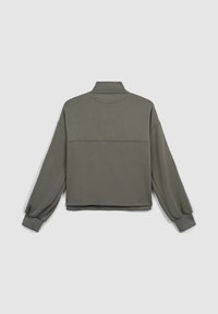 Felpa grigia a maniche lunghe con colletto alto e polsini a costine, mostrata dal retro su uno sfondo grigio chiaro uniforme.