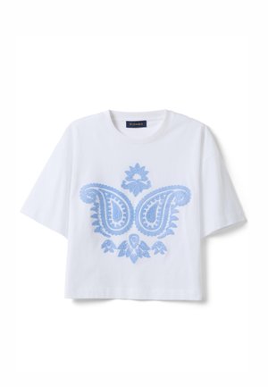 Weißes, kurzes T-Shirt mit rundem Ausschnitt und kurzen Ärmeln, versehen mit einem großen hellblauen, bestickten Blumen- und Paisleymuster auf der Vorderseite.