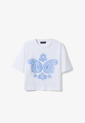 Camiseta blanca corta con cuello redondo y mangas cortas, con un gran diseño bordado de flores y paisley en azul claro en la parte delantera.