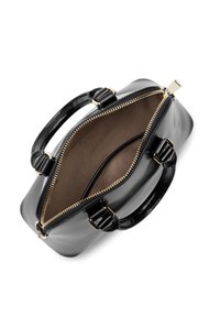 Sac à main en cuir verni noir avec fermeture éclair dorée, double poignées et extérieur lisse. L'intérieur est doublé de beige.