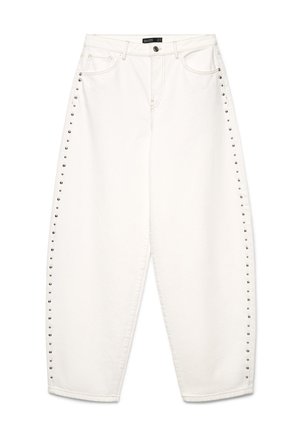 Jean blanc taille haute à jambes larges avec poches avant, fermeture à bouton et à glissière, et clous argentés disposés verticalement le long des côtés extérieurs.