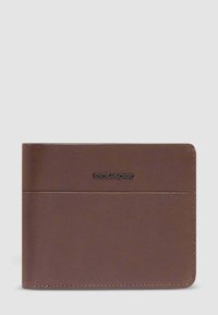 Bruine leren bi-fold portemonnee met zichtbare stiksels en zwart "Piquadro" logo gecentreerd op een glad oppervlak.