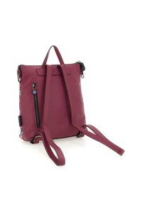 Zaino in pelle bordeaux con spallacci regolabili, una tasca con zip su un lato e una superficie testurizzata; presenta accenti colorati e decorati sul lato.