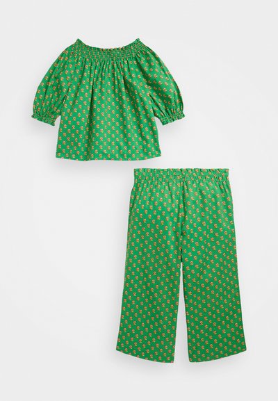 Grön bomullsoutfit bestående av en off-shoulder topp med puffiga ärmar och matchande byxor, båda prydda med ett litet blommönster.