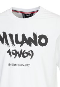 Witte katoenen T-shirt met een grote zwart-witte grafische print met de tekst "MILANO 1969" en daaronder "Brilliant since 2001". Ronde hals.