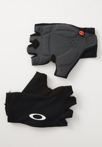 Schwarze Fahrrad-Handschuhe mit Design für halbe Finger. Hergestellt aus strukturiertem Stoff, mit gepolsterten Bereichen, Gummi-Akzenten und einem weißen Logo.