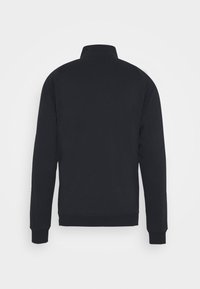 Czarna bluza z długim rękawem widziana od tyłu, z wysokim kołnierzem oraz ściągaczami na mankietach i dole, na jednolitym tle.