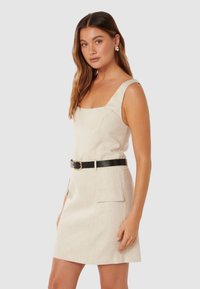 Forever New CHARLIE BELTED MINI - Etuikjole - natural