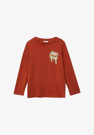 Roodbruine langemouwen shirt met een ronde hals, voorzien van een kleine graffiti-achtige "COOL" tekst met verfdruppels op de linkerkant van de borst.
