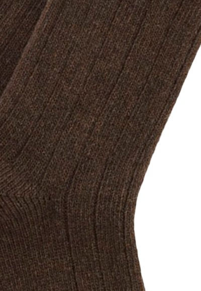 Brązowa materiał o prążkowanej strukturze, z miękką fakturą. Wzór charakteryzuje się pionowymi liniami, ukazującymi splot, który sugeruje ciepło i wygodę.