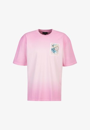 Roze T-shirt met korte mouwen en een verloopkleur, met een kleine afbeelding van een kuststad met palmbomen en een boot op de linkerbovenborst.