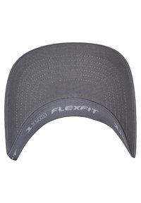 Căciulă Flexfit gri, cu un design structurat, vizor curbat și o țesătură texturată cu cusături vizibile. Marca este imprimată pe interiorul benzii.