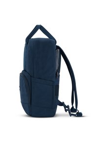 Mörkblå ryggsäck med texturerat tyg, justerbara vadderade axelremmar, framfickas med dragkedja och handtag för bärande upptill. Kompakt och funktionell design.
