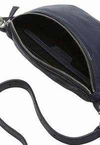 Borsa a tracolla in pelle blu navy con chiusura a zip, tasca interna e tracolla regolabile. Texture liscia con dettagli in metallo color argento.