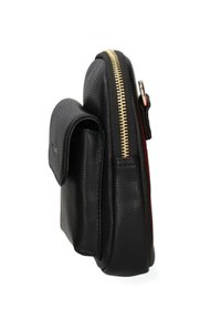 Borsa in pelle nera con texture, zip dorata, tasca laterale e interno rosso a contrasto. Design compatto con eleganti dettagli hardware.