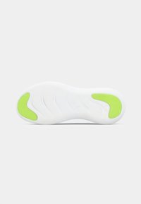 Λευκή σόλα παπουτσιού με υφασμάτινες πράσινες επιφάνειες τριβής στις περιοχές της φτέρνας και του δακτύλου, καμπυλωτός εργονομικός σχεδιασμός, αναγνωρίσιμο από το κάτω μέρος σε λευκό φόντο.