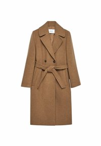 Manteau en laine brun longueur genoux avec larges revers, boutons croisés, poches latérales et ceinture nouée à la taille.