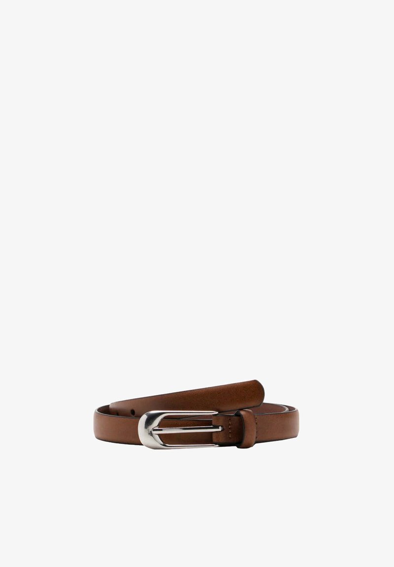 Ceinture en cuir marron enroulée avec une boucle métallique rectangulaire argentée sur fond blanc.