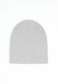 Cappello beanie grigio lavorato a maglia con una texture morbida, cima arrotondata e senza loghi o decorazioni visibili, adatto per un abbigliamento casual.